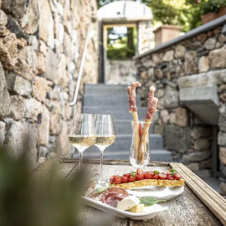 Swiss Historic & Garten Carona Hotel 3*